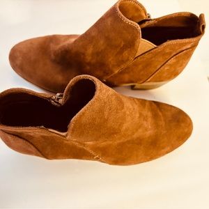 Ladies Arizona suede size 7 zip up booties